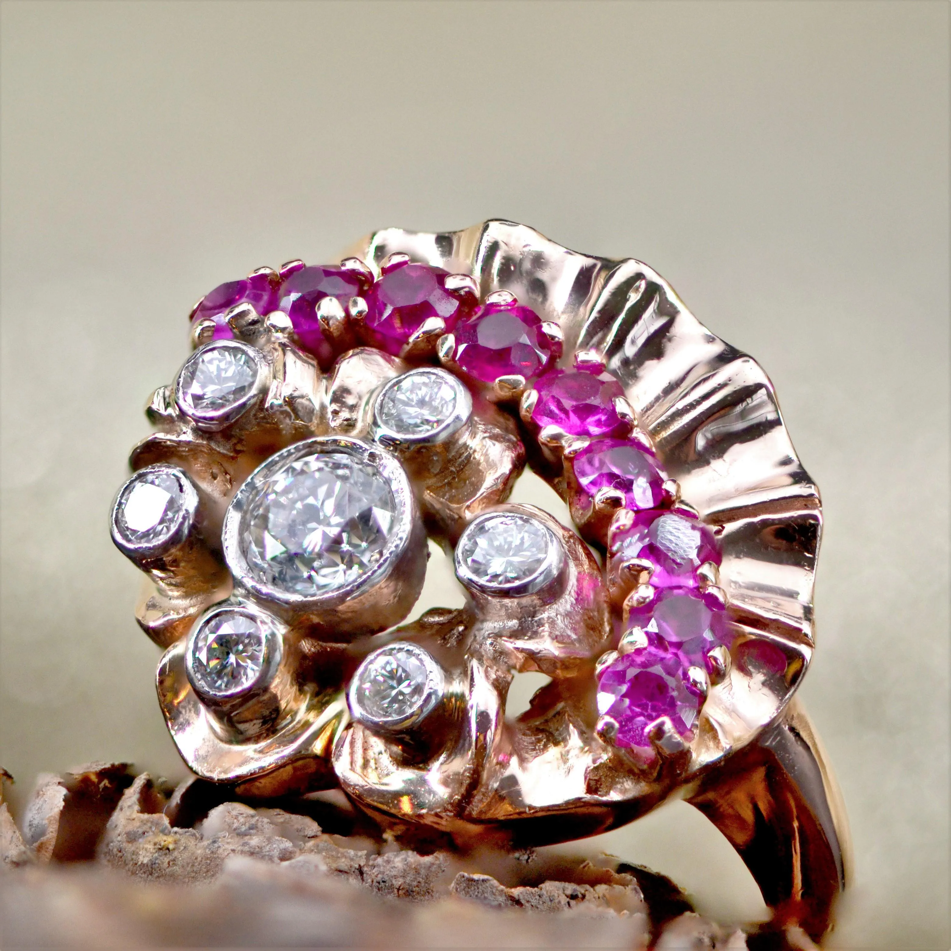 1940s Retro Rubis Diamonds 14 Karat Rose Gold Ring