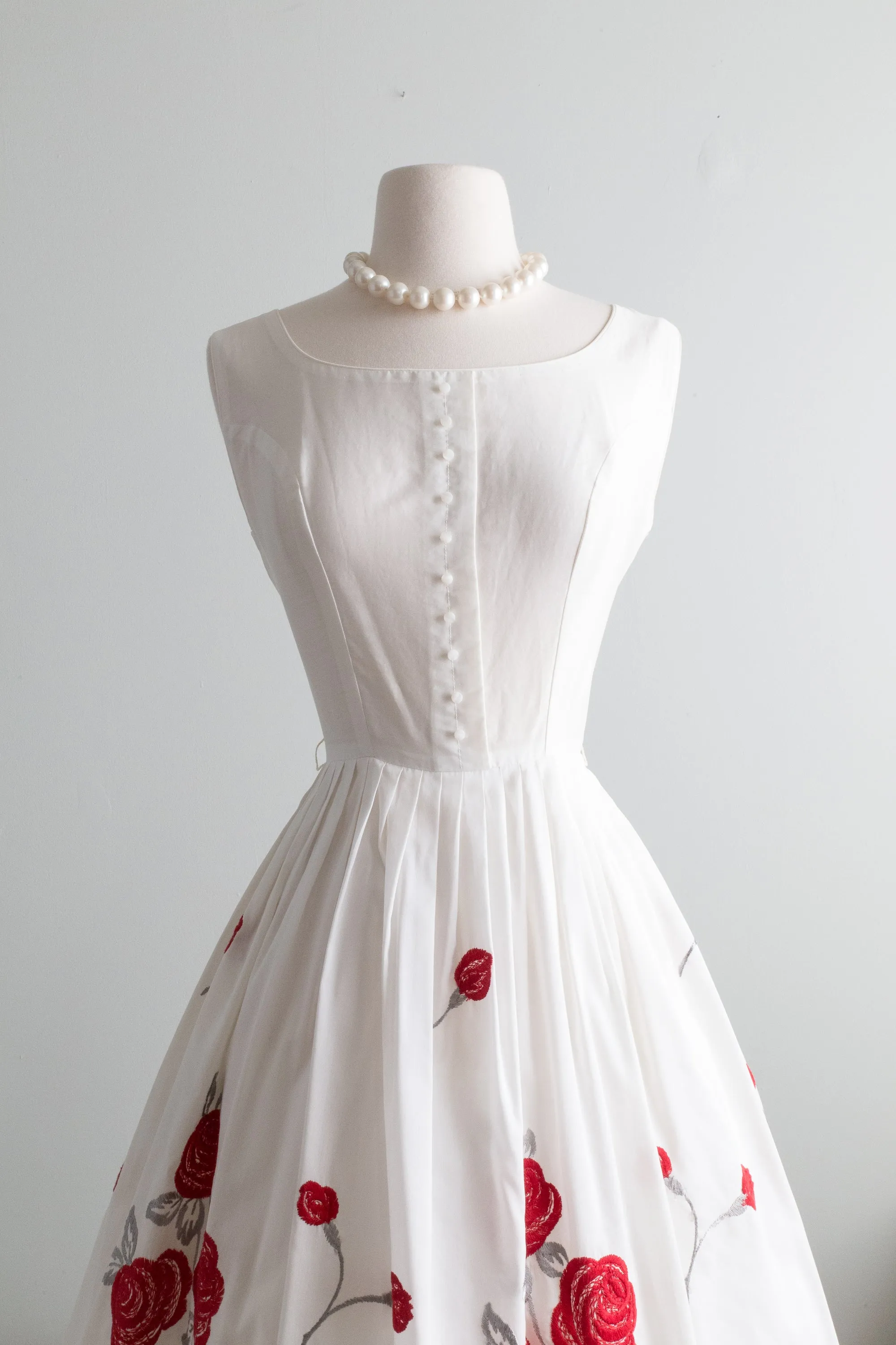 1950's Crisp Cotton Summer Dress With Embroidered Rose Skirt / Small