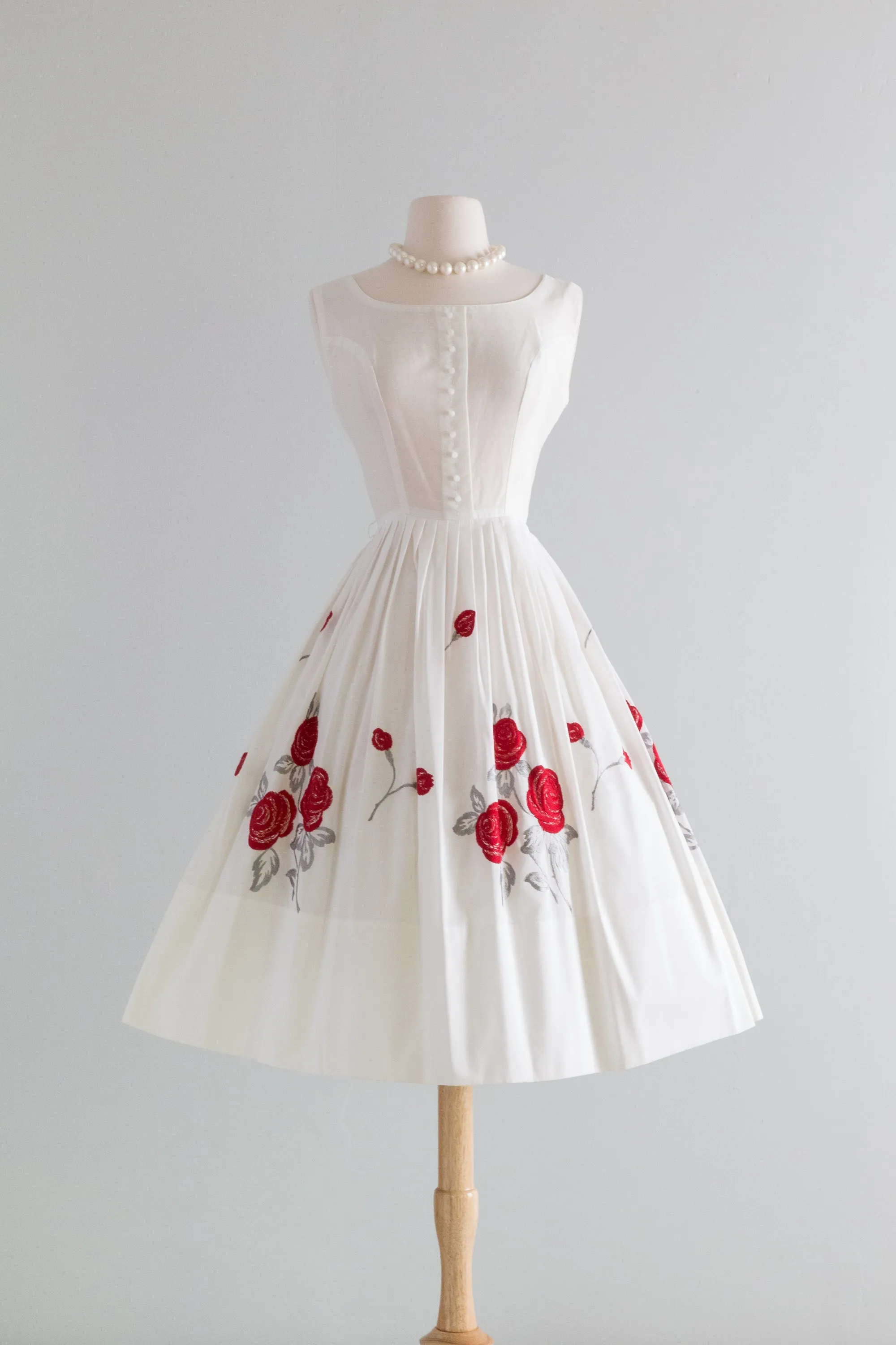 1950's Crisp Cotton Summer Dress With Embroidered Rose Skirt / Small