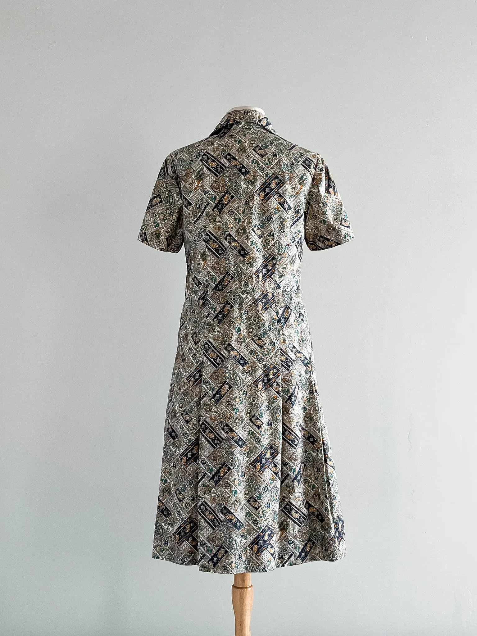 Amazing Paisley Printed 1960's Shirt Dress / Sz M