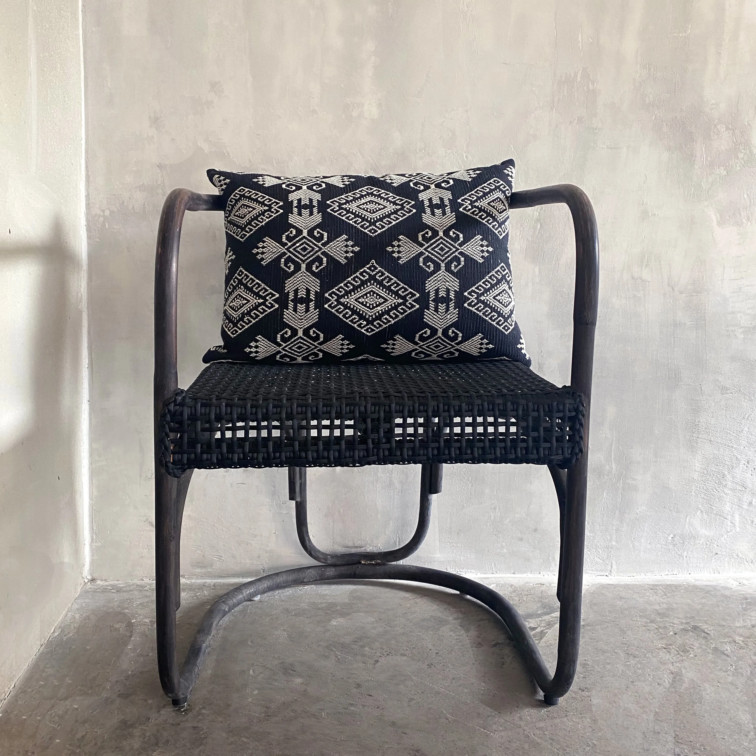 Sumba Cushion 2 - Black/ White